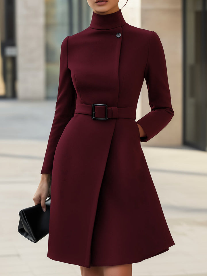ROBE ÉLÉGANTE À COL MONTANT ET CEINTURE