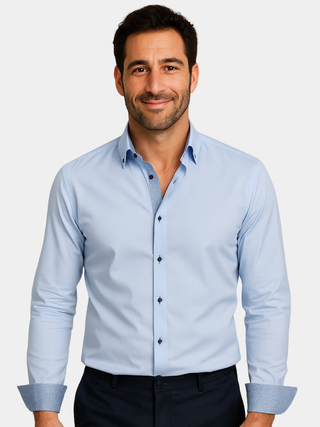 CHEMISE ÉLÉGANTE LÉGÈRE AVEC DÉTAILS CONTRASTÉS