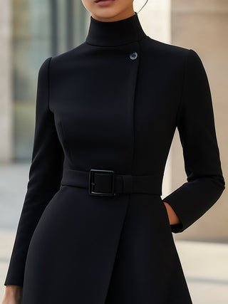 ROBE ÉLÉGANTE À COL MONTANT ET CEINTURE
